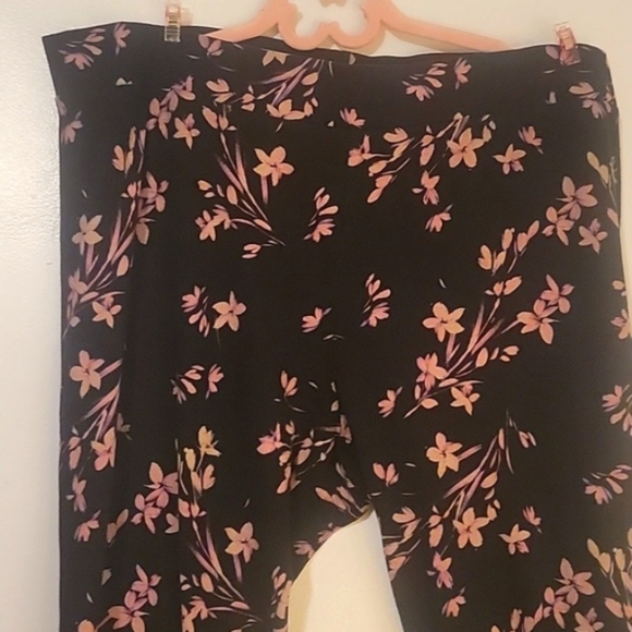 Torrid Womy Black/Blush Pink Floral Leggings, Diamond Pattern on Bottom, Size: 4 - Picture 3 of 5
